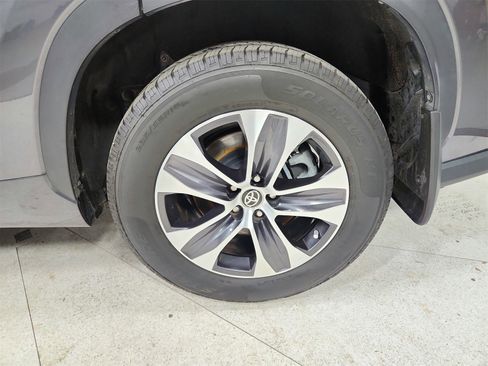 Used 2022 Toyota Highlander XLE image 43