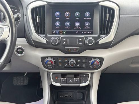 Used 2022 GMC Terrain SLT w/ Infotainment Package II FWD image 4