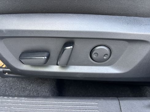 Used 2025 Nissan Rogue SV FWD image 9