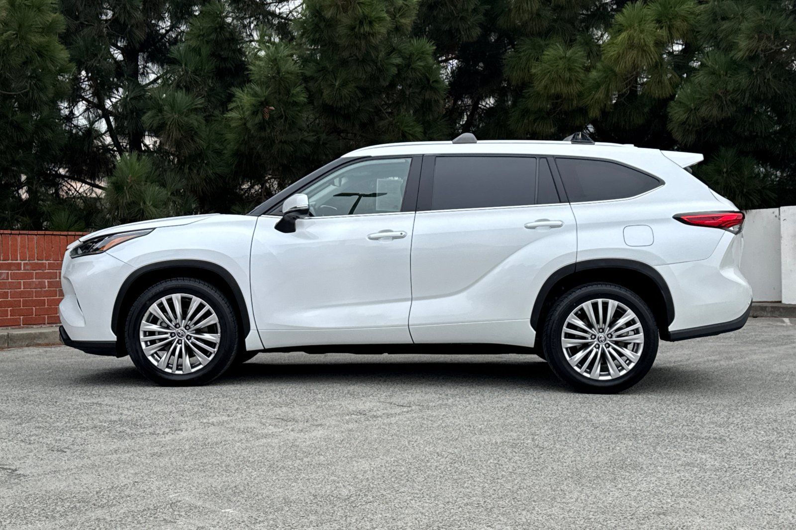 Used 2023 Toyota Highlander Platinum FWD image 7