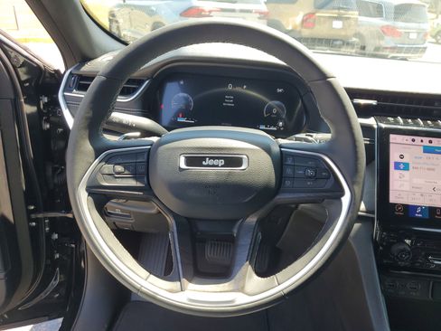 Used 2024 Jeep Grand Cherokee Limited AWD/4WD image 25