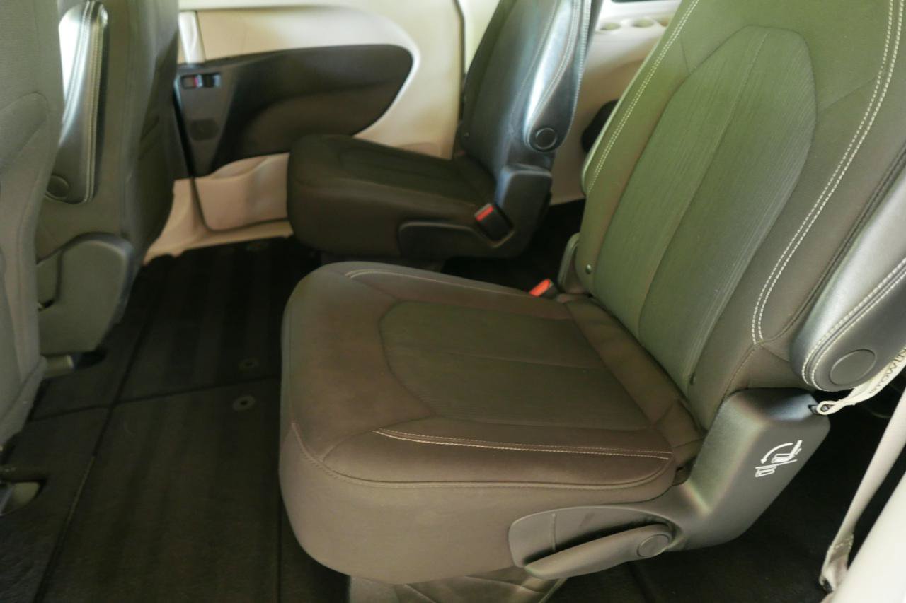 Used 2022 Chrysler Voyager LX FWD image 9