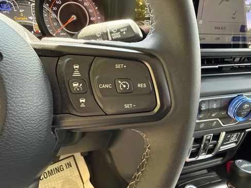 Used 2025 Jeep Gladiator Sport AWD/4WD image 23