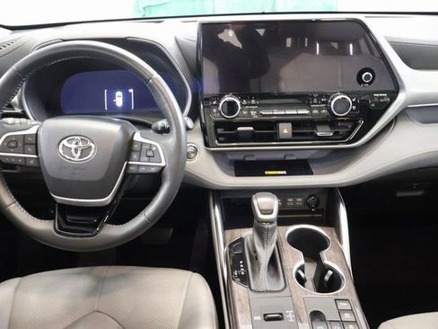Used 2023 Toyota Highlander Platinum image 15