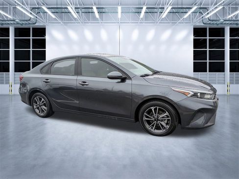 Used 2022 Kia Forte LXS w/ LXS Technology Package image 2
