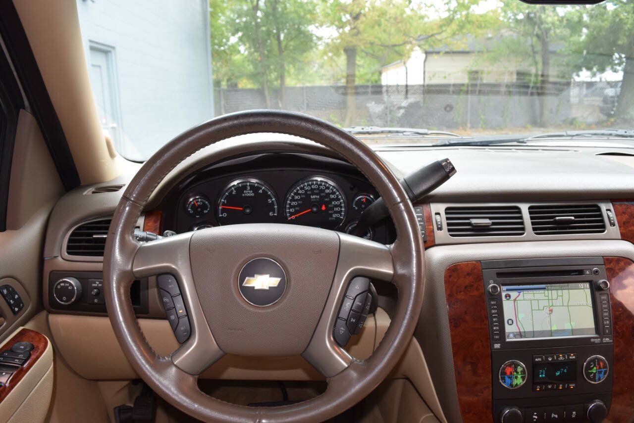 Used 2014 Chevrolet Suburban LTZ RWD image 4
