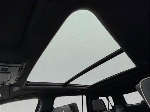 New 2025 Chevrolet Suburban Premier image 21