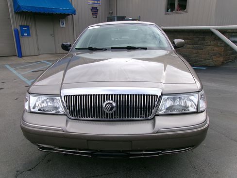 Used 2005 Mercury Grand Marquis GS image 3