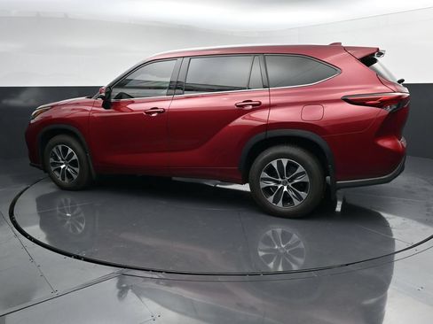 Used 2022 Toyota Highlander XLE AWD/4WD image 5