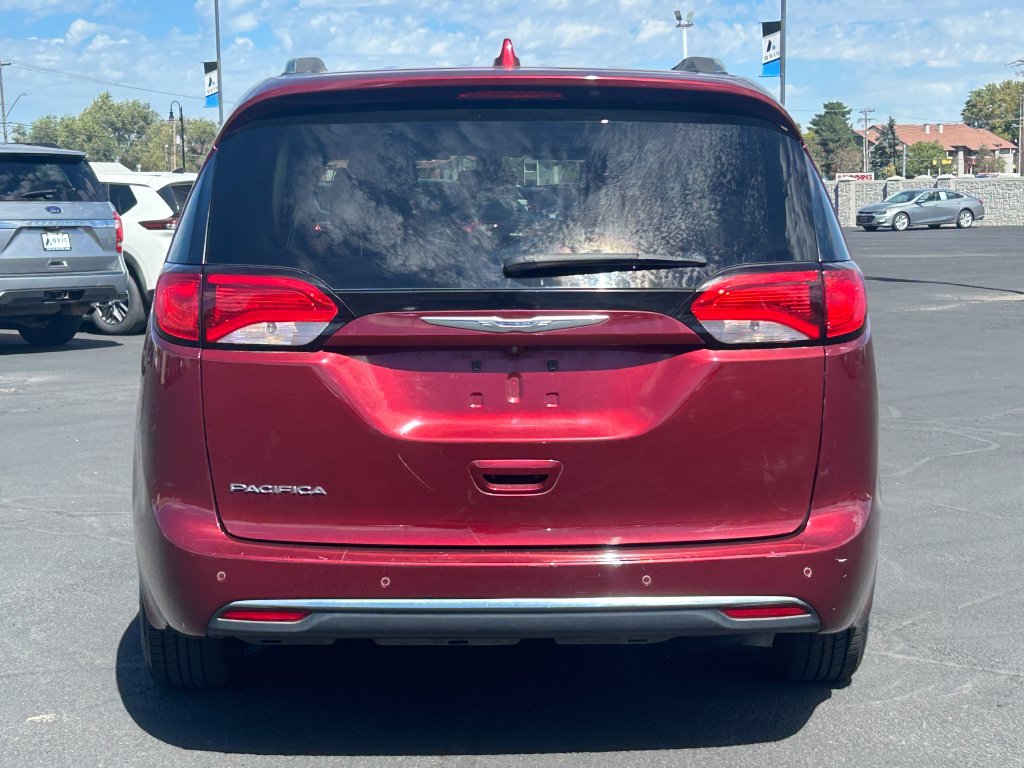 Used 2018 Chrysler Pacifica Touring-L FWD image 4
