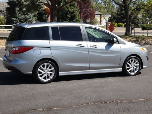 Used 2012 MAZDA MAZDA5 Touring w/ Moonroof & Audio Pkg image 4