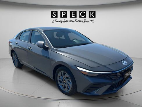 Used 2025 Hyundai Elantra Hybrid FWD image 8