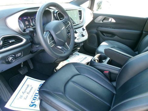 Used 2025 Chrysler Pacifica Select FWD image 13