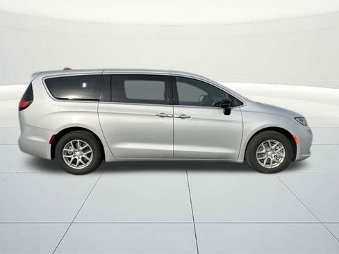 New 2026 Chrysler Pacifica Select image 9