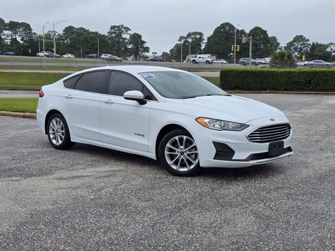 Used 2019 Ford Fusion SE FWD image 2