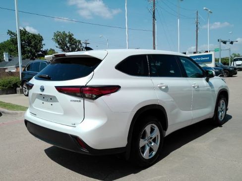 Used 2023 Toyota Highlander LE FWD image 6