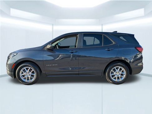 Used 2022 Chevrolet Equinox LS image 2