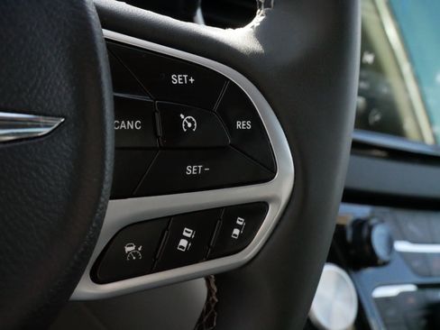 Used 2023 Chrysler Pacifica Touring-L image 25