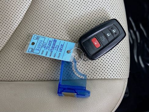 Used 2021 Toyota Highlander Limited FWD image 39