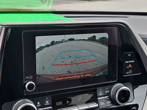 Used 2024 Toyota Highlander LE FWD image 14
