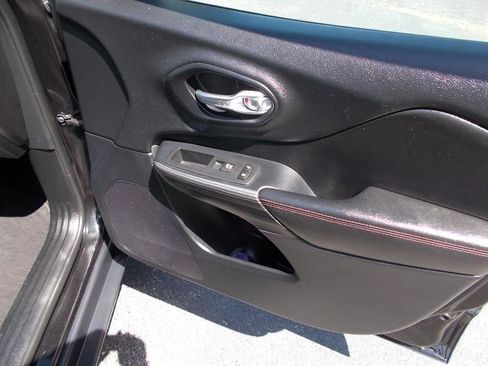 Used 2016 Jeep Cherokee Trailhawk image 22