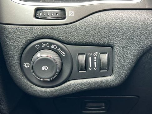 Used 2019 Jeep Cherokee Latitude Plus AWD/4WD image 18