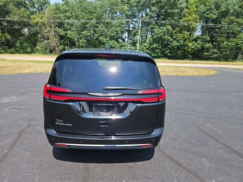 Used 2024 Chrysler Pacifica Touring-L FWD image 6