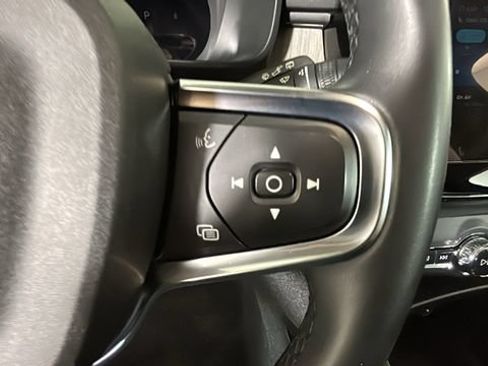 Used 2023 Volvo XC40 B4 Ultimate FWD image 16