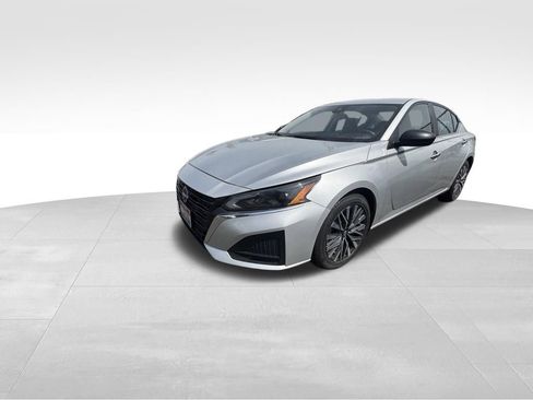 Used 2024 Nissan Altima 2.5 SV FWD image 10