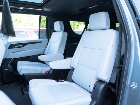 Used 2025 Chevrolet Suburban Premier AWD/4WD image 17