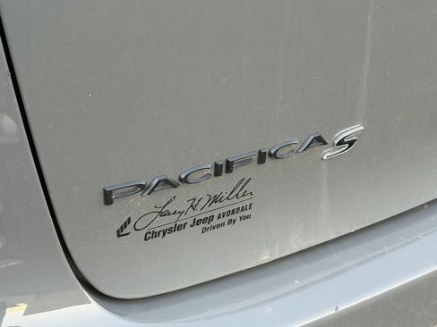 Used 2021 Chrysler Pacifica Touring-L w/ Uconnect Theater Family Group FWD image 10