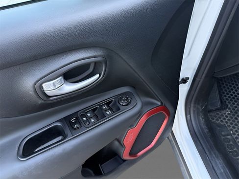 Used 2023 Jeep Renegade Latitude image 26