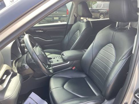 Used 2020 Toyota Highlander XLE FWD image 11