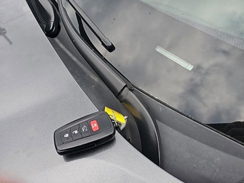 Used 2021 Toyota RAV4 XLE Premium image 30