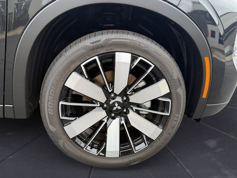 New 2025 Mitsubishi Outlander SE image 14