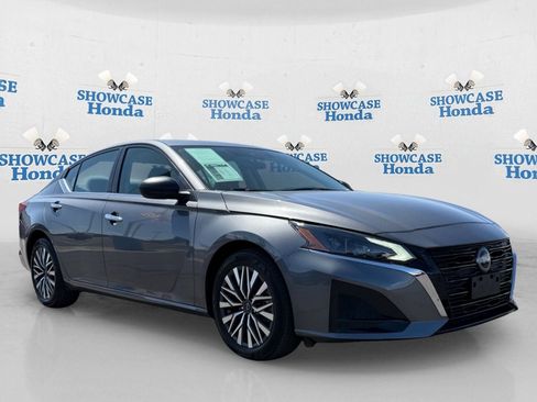 Used 2025 Nissan Altima 2.5 SV FWD image 10