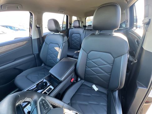 Used 2025 Volkswagen Atlas SE image 25
