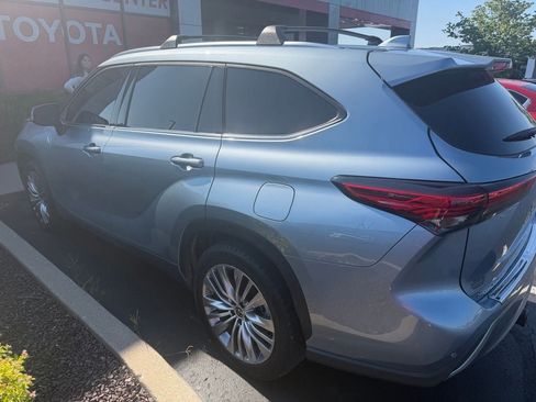 Used 2023 Toyota Highlander Platinum FWD image 5