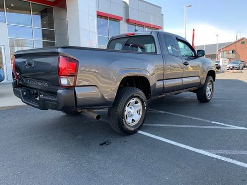 Used 2018 Toyota Tacoma SR image 3