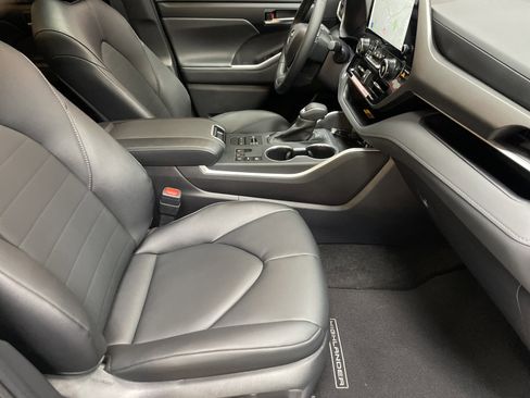 Used 2026 Toyota Highlander XLE image 35