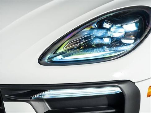 Used 2026 Porsche Macan AWD/4WD image 10