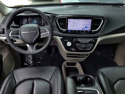 Used 2022 Chrysler Pacifica Touring-L image 15