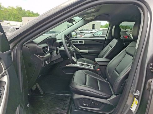 Used 2023 Ford Explorer XLT w/ Equipment Group 202A AWD/4WD image 13
