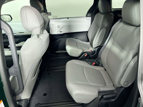 Used 2025 Toyota Sienna XLE image 28