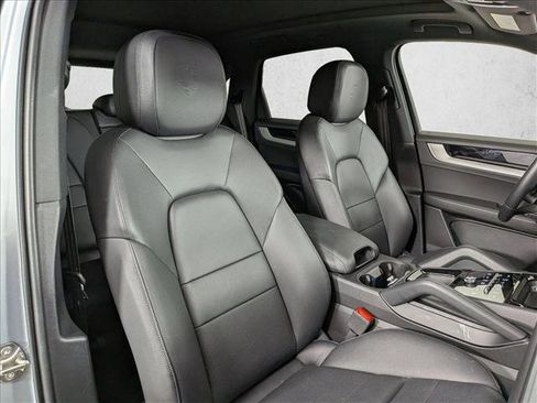 Used 2025 Porsche Cayenne image 24