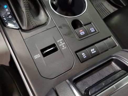 Used 2022 Toyota Highlander XLE FWD image 16