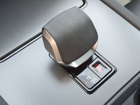 Certified 2025 Land Rover Discovery Sport Dynamic SE image 33