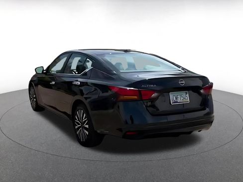 Used 2025 Nissan Altima 2.5 SV FWD image 12