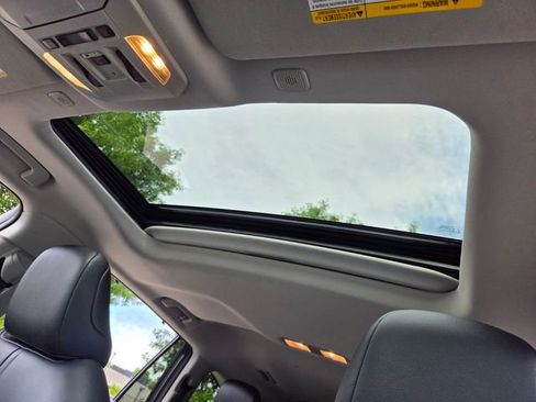 Used 2025 Toyota Highlander XLE AWD/4WD image 8