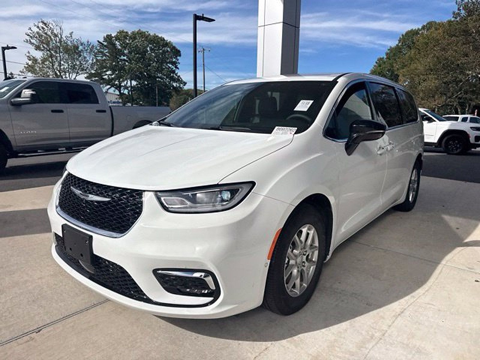 Used 2026 Chrysler Pacifica Select FWD image 3